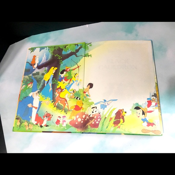 WALT DISNEY PICTURES 1990 THE BLACK CAULDRON BOOK - Picture 4 of 15